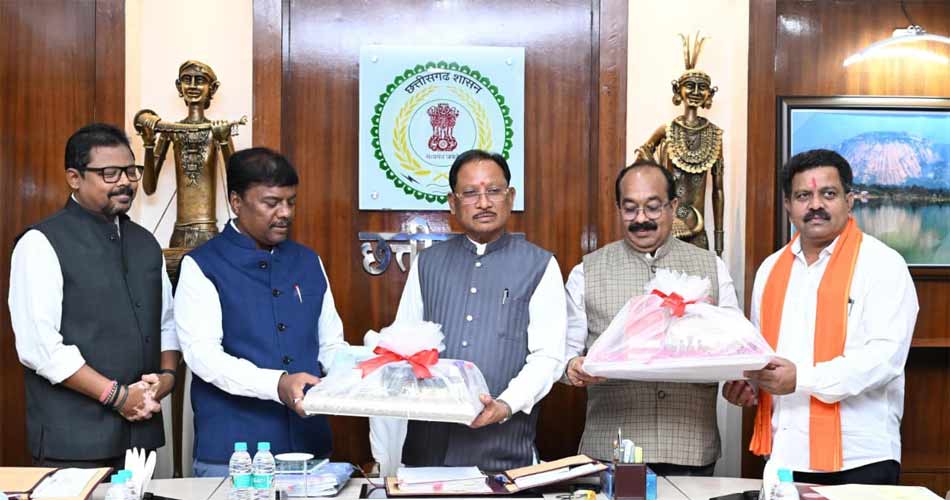 रायपुर : हमारे वनों की समृद्धि और मातृशक्ति के परिश्रम से तैयार उत्पाद बनें छत्तीसगढ़ की पहचान – मुख्यमंत्री श्री विष्णुदेव साय
